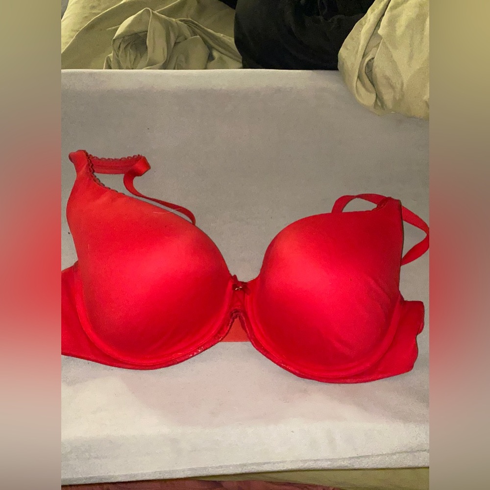 Victoria's Secret Red Bra 32DD | Closet Label #40.)